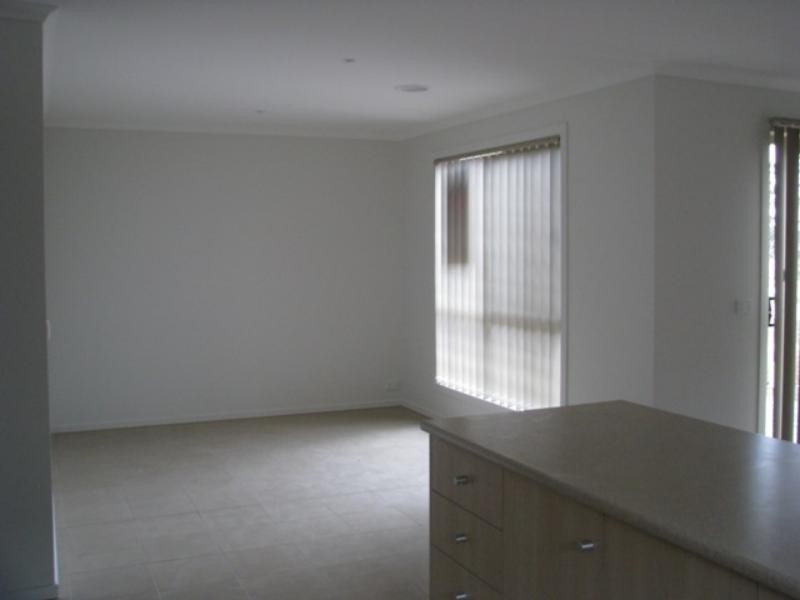 10 Ormesby Pl, Deer Park VIC 3023