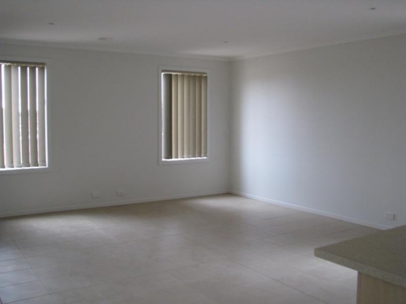 10 Ormesby Pl, Deer Park VIC 3023