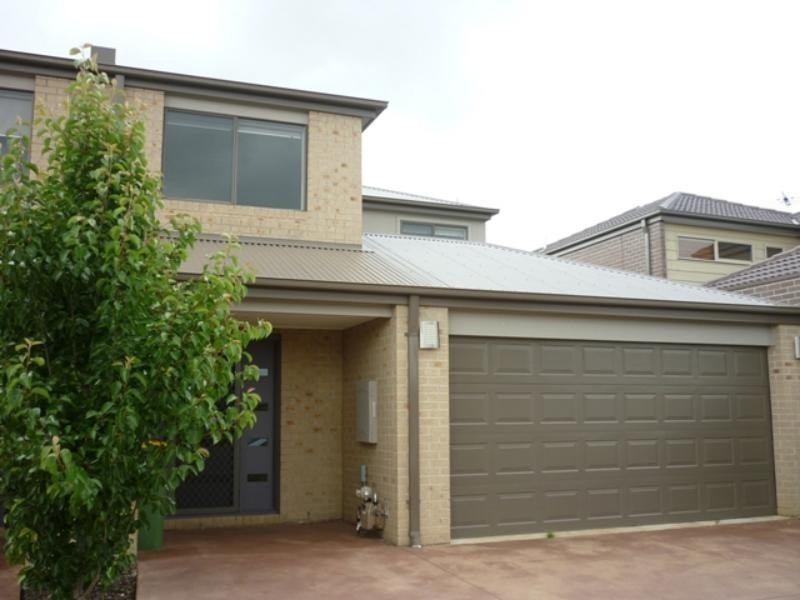 31 Fallingwater Dr, Pakenham VIC 3810