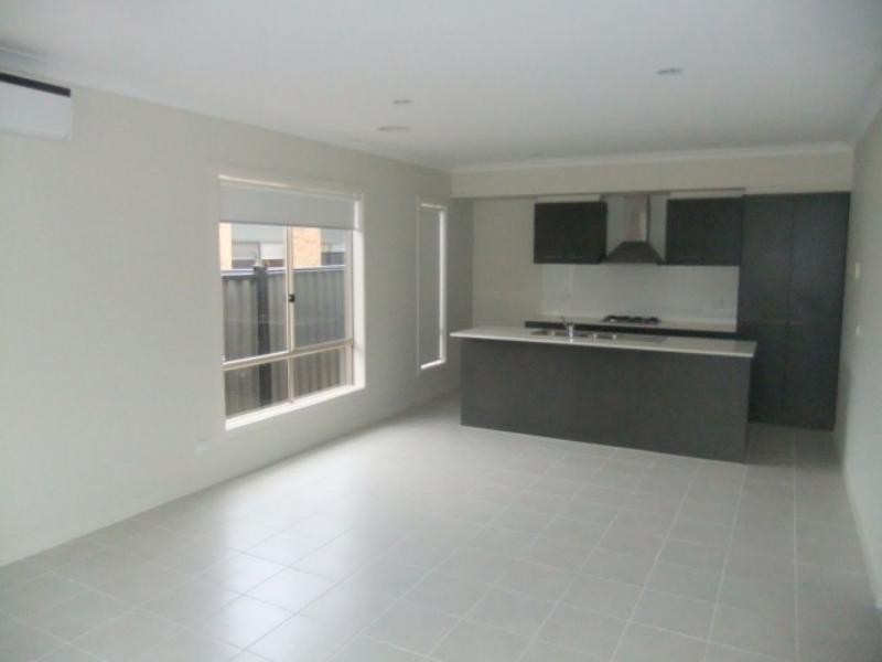 37 Daymar Cct, Craigieburn VIC 3064