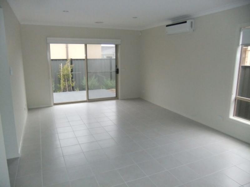 37 Daymar Cct, Craigieburn VIC 3064