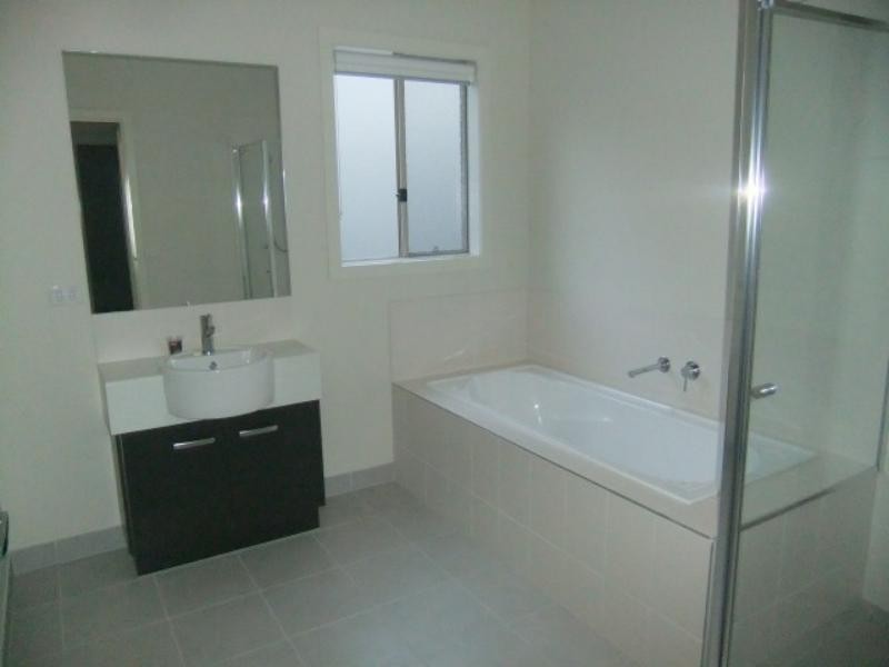 37 Daymar Cct, Craigieburn VIC 3064