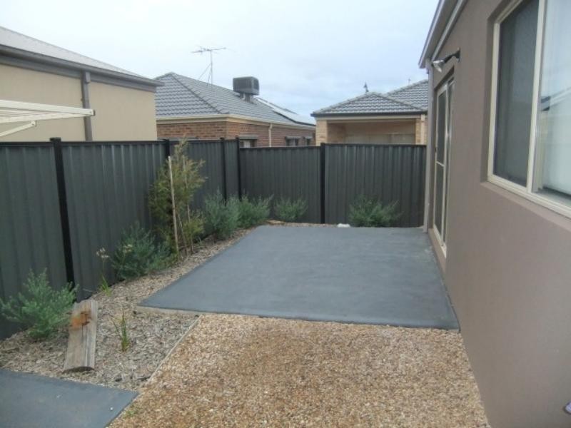 37 Daymar Cct, Craigieburn VIC 3064