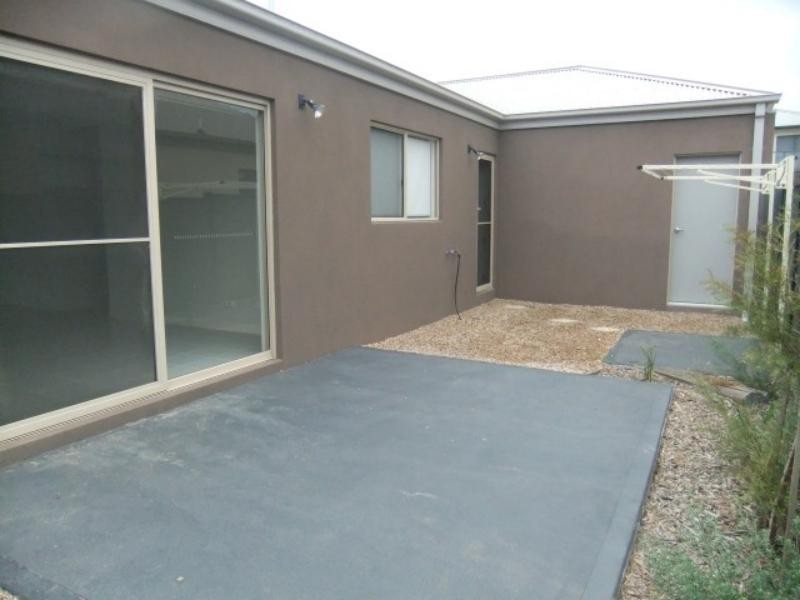 37 Daymar Cct, Craigieburn VIC 3064