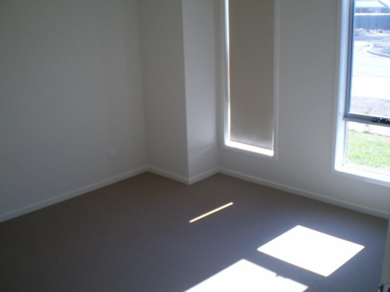 2 Penhurst Pl, Deer Park VIC 3023