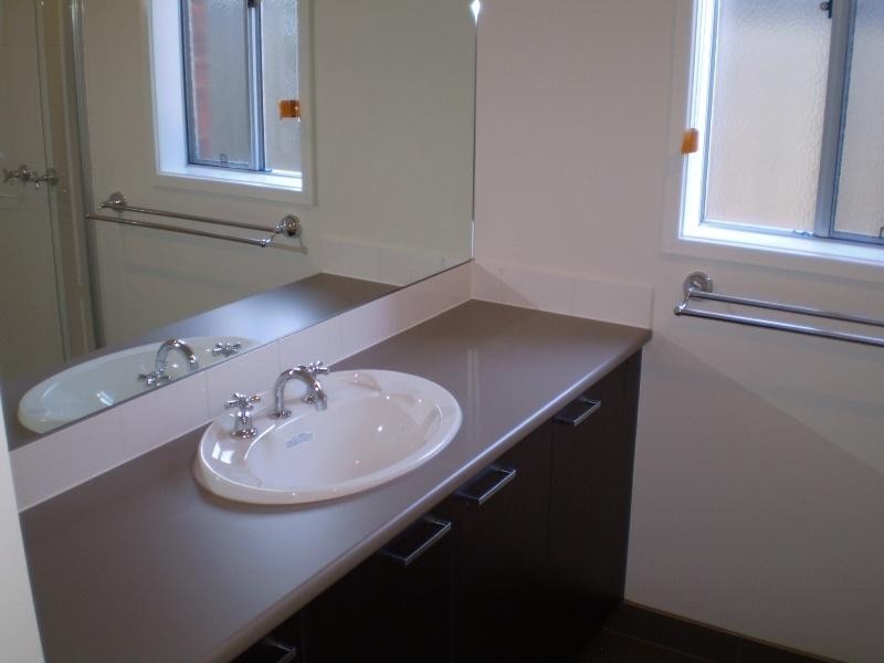 2 Penhurst Pl, Deer Park VIC 3023