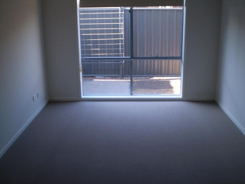 2 Penhurst Pl, Deer Park VIC 3023