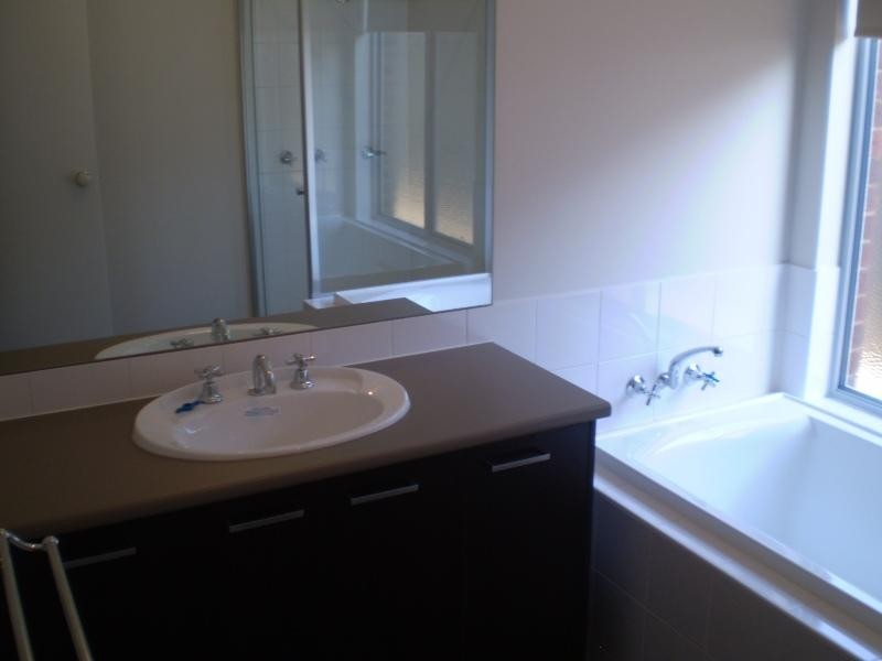 2 Penhurst Pl, Deer Park VIC 3023
