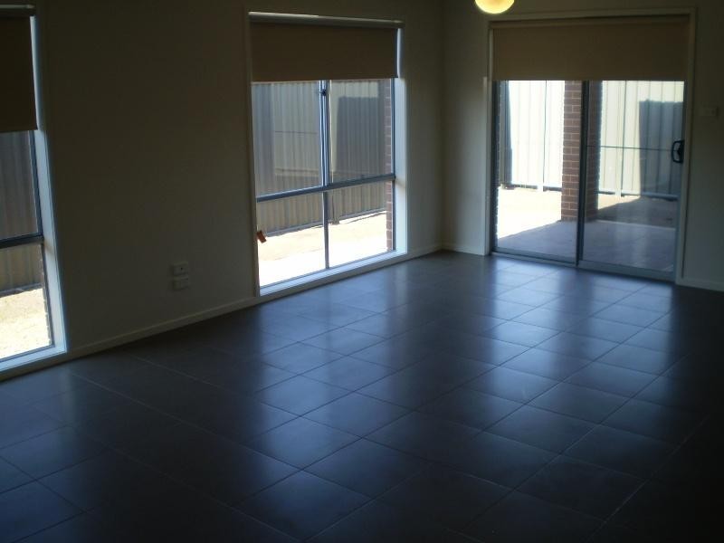 2 Penhurst Pl, Deer Park VIC 3023