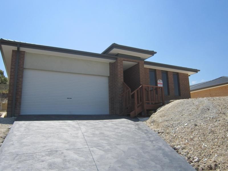 144 Phillip Dr, Sunbury VIC 3429