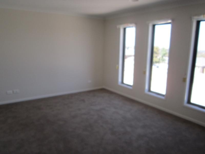 144 Phillip Dr, Sunbury VIC 3429