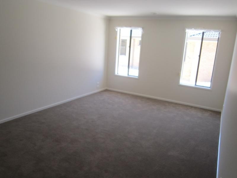 144 Phillip Dr, Sunbury VIC 3429