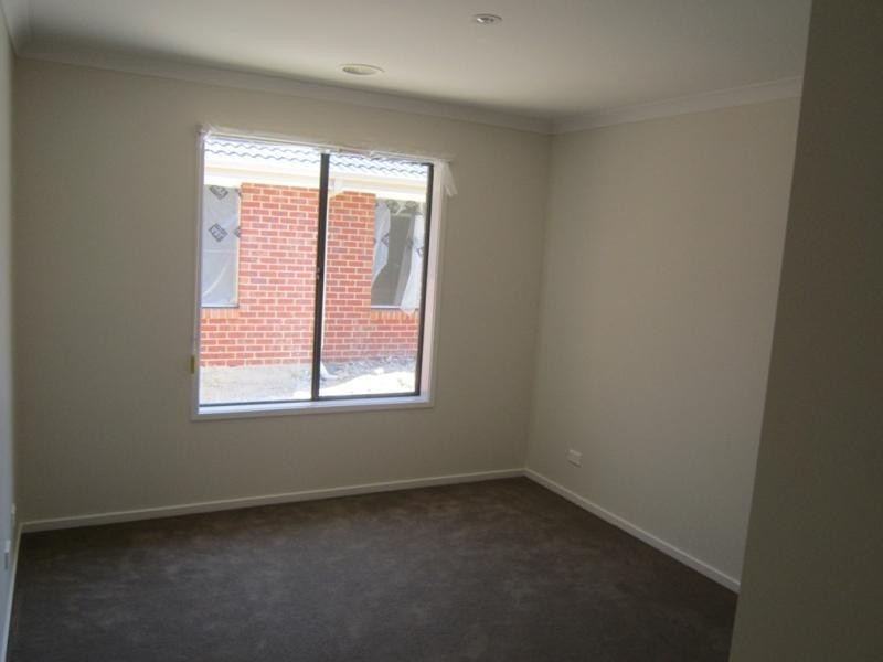 144 Phillip Dr, Sunbury VIC 3429