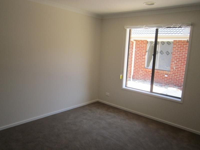 144 Phillip Dr, Sunbury VIC 3429