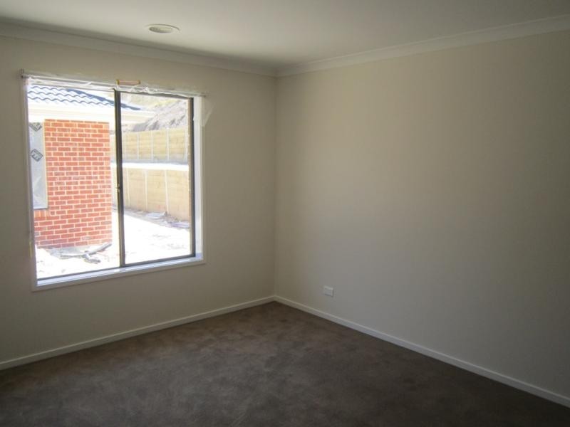 144 Phillip Dr, Sunbury VIC 3429