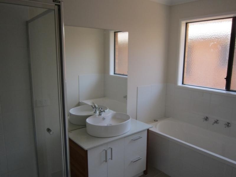 4 Hadlow Ct, Sunbury VIC 3429