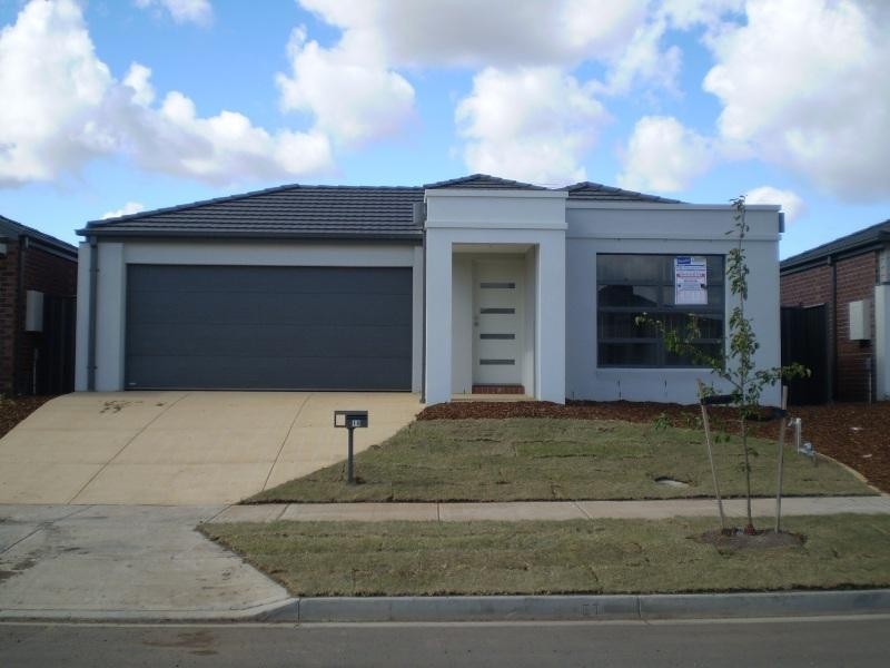 18 Edmondshaw Dr, Deer Park VIC 3023