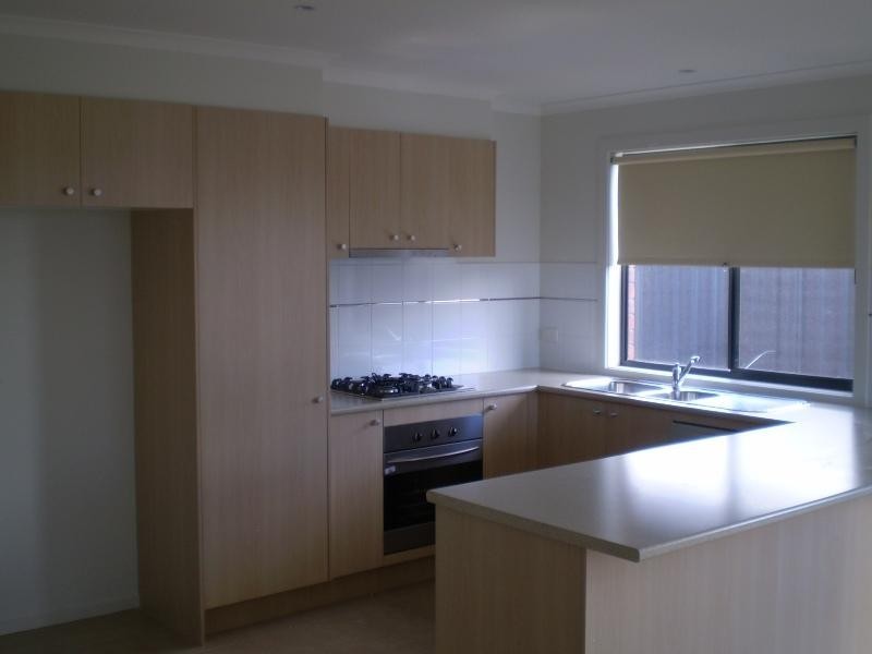 18 Edmondshaw Dr, Deer Park VIC 3023