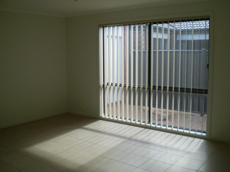 18 Edmondshaw Dr, Deer Park VIC 3023