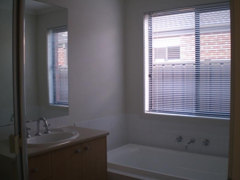 18 Edmondshaw Dr, Deer Park VIC 3023