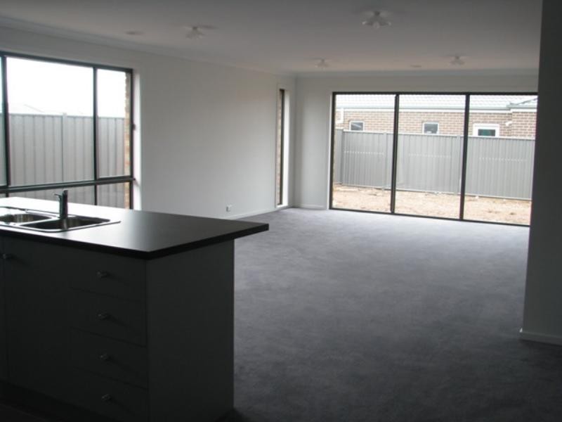 54 Pioneer Dr, Deer Park VIC 3023