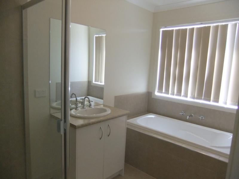 28 Brigalow Dr, Truganina VIC 3029