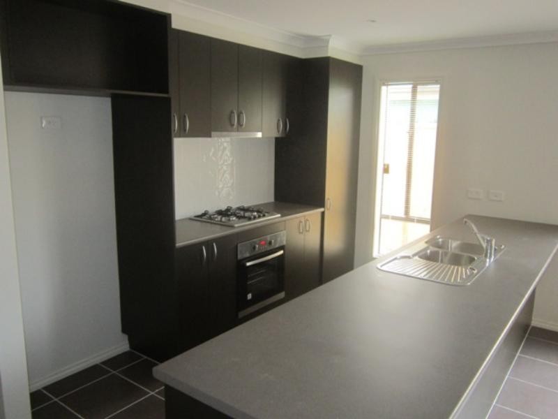 8 Altitude Dr, Doreen VIC 3754