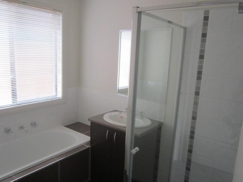 8 Altitude Dr, Doreen VIC 3754