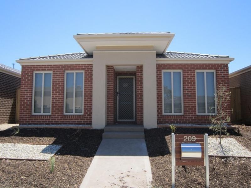 209 Saltwater Prom, Point Cook VIC 3030