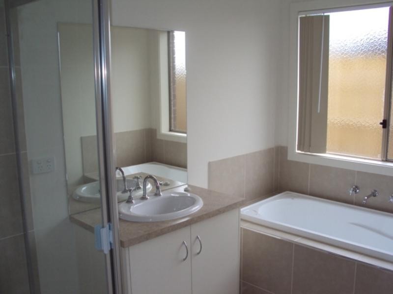 7 Leveque Loop, Craigieburn VIC 3064