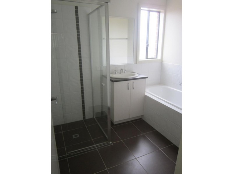128  Phillip Dr, Sunbury VIC 3429