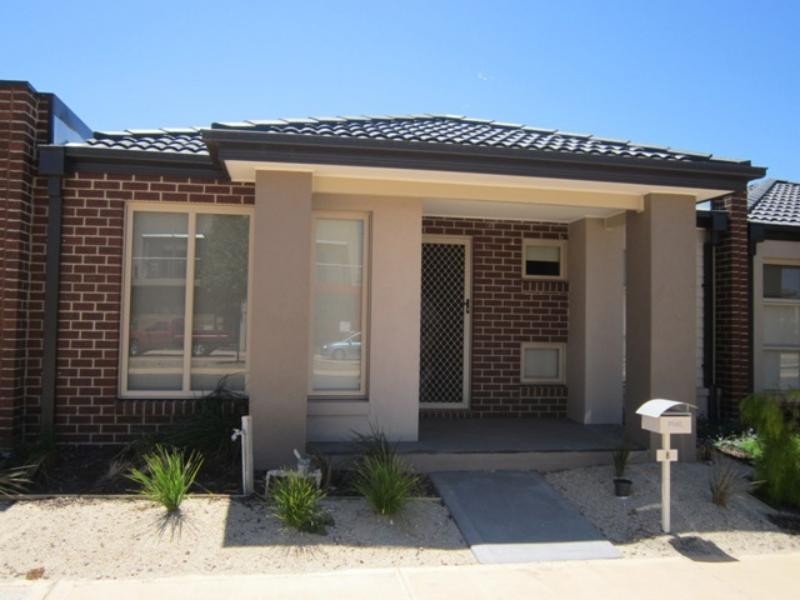 8 Tom Roberts Pde, Point Cook VIC 3030