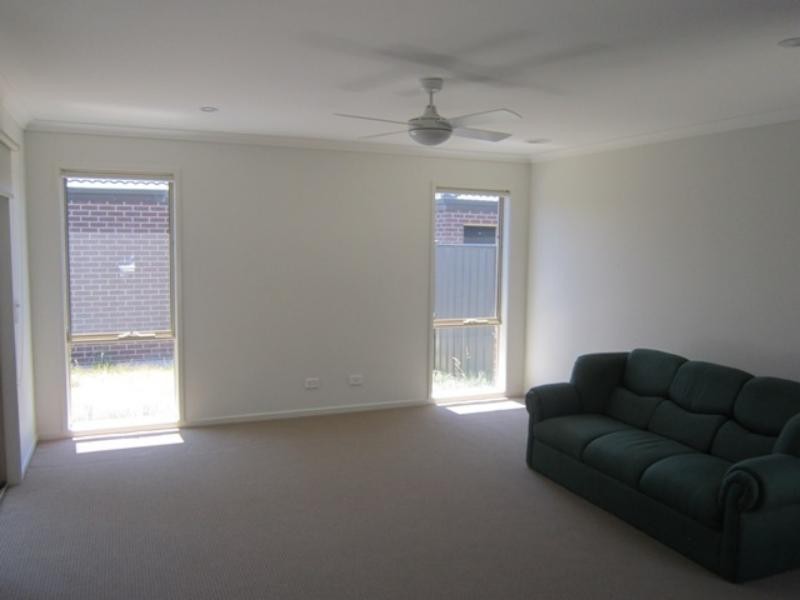 8 Tom Roberts Pde, Point Cook VIC 3030