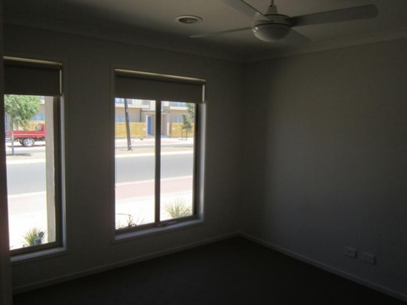 8 Tom Roberts Pde, Point Cook VIC 3030