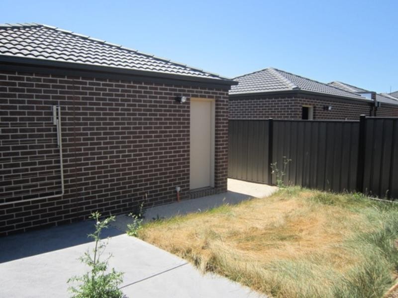 8 Tom Roberts Pde, Point Cook VIC 3030