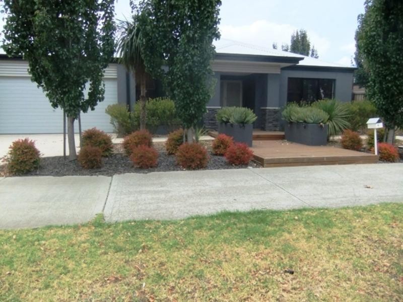 4 St Andrew Dr, Deer Park VIC 3023