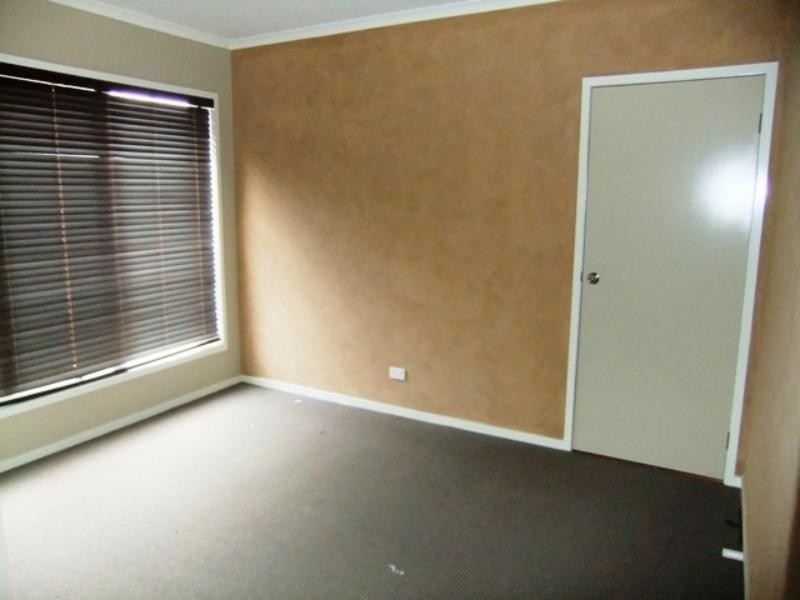 4 St Andrew Dr, Deer Park VIC 3023