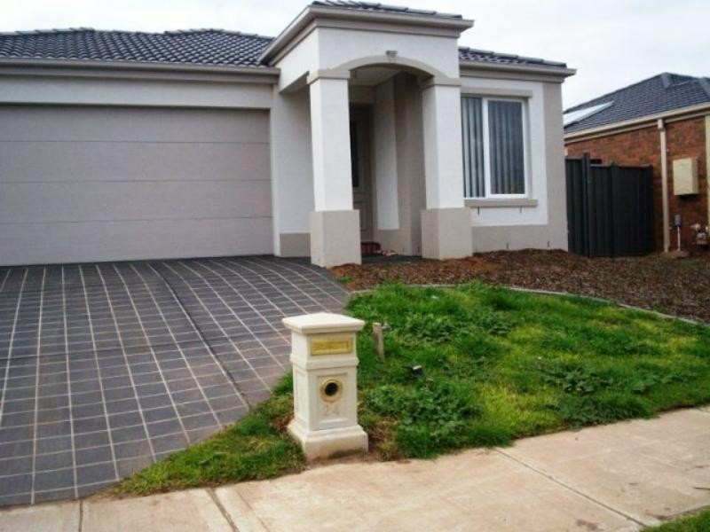 24 Edmondshaw Dr, Deer Park VIC 3023