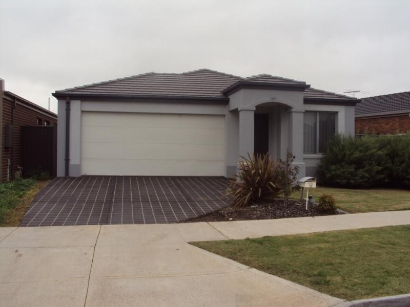 16 Pioneer Dr, Deer Park VIC 3023