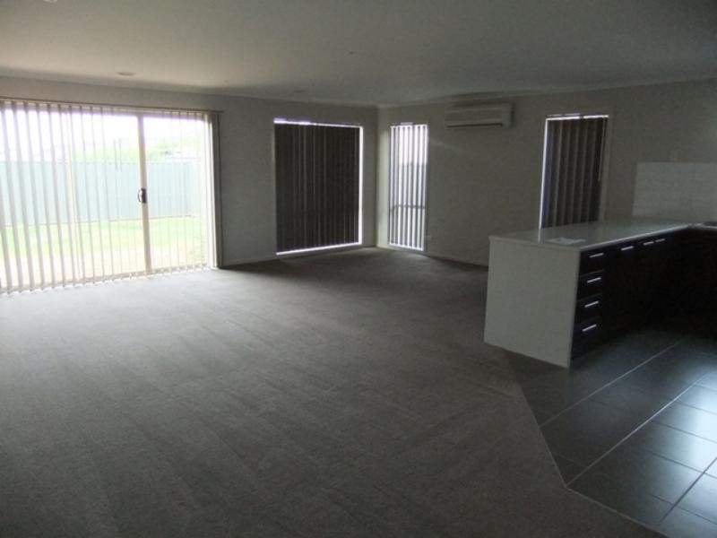 31 Kinglake Dr, Wyndham Vale VIC 3024