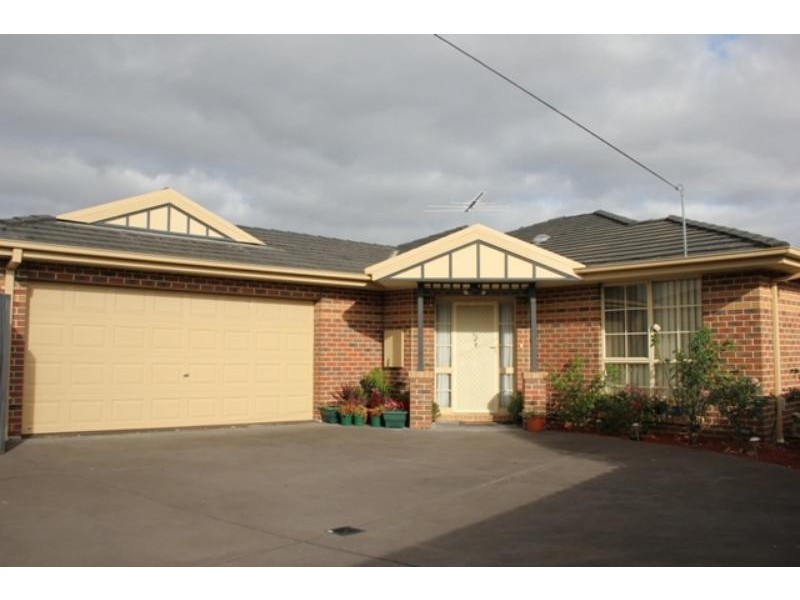 2/82 Songlark Cres, Werribee VIC 3030