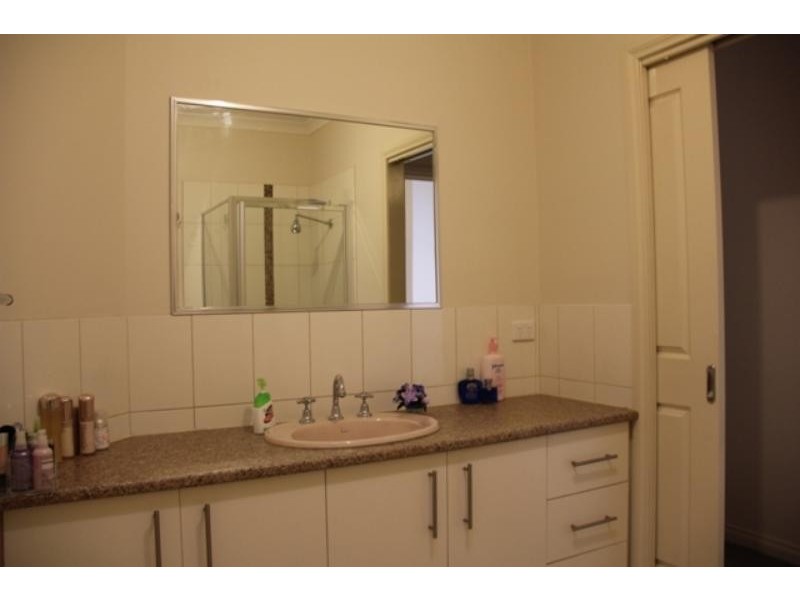 2/82 Songlark Cres, Werribee VIC 3030