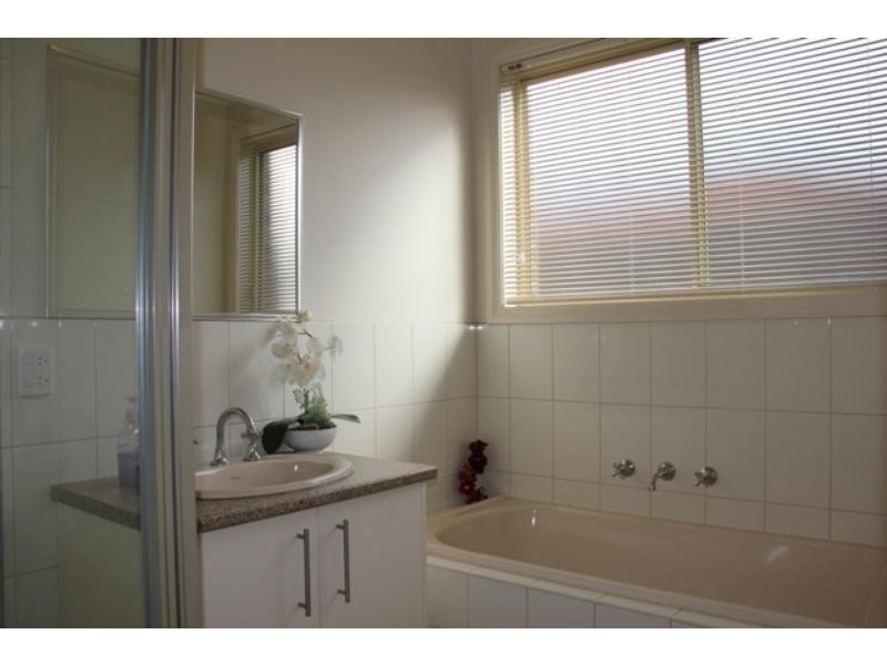 2/82 Songlark Cres, Werribee VIC 3030