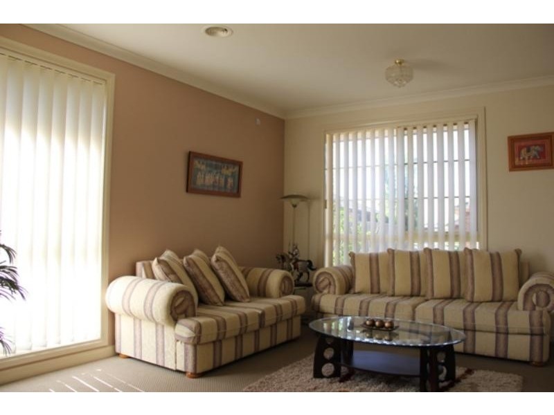 2/82 Songlark Cres, Werribee VIC 3030