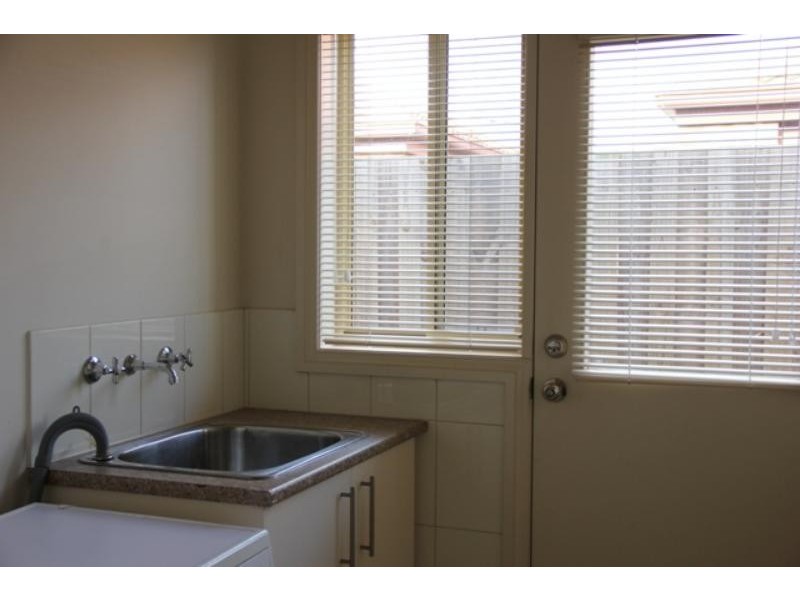 2/82 Songlark Cres, Werribee VIC 3030