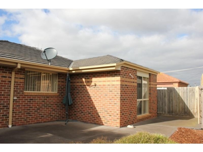 2/82 Songlark Cres, Werribee VIC 3030