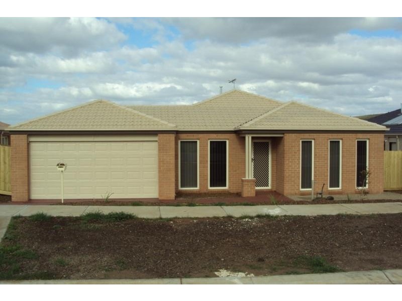 15 Wicket St, Sunbury VIC 3429