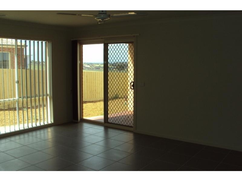 15 Wicket St, Sunbury VIC 3429