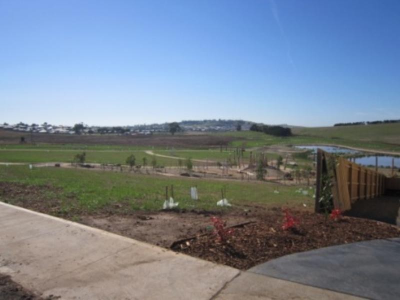 16 Waugh St, Sunbury VIC 3429