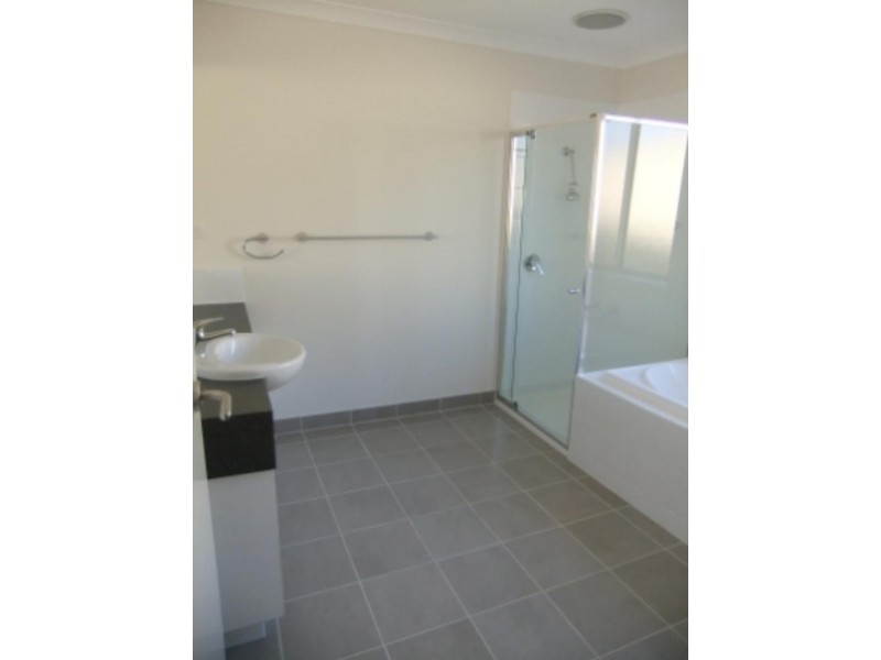 16 Waugh St, Sunbury VIC 3429